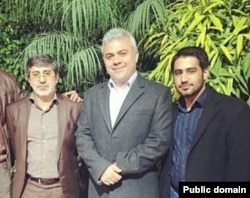 محمدرضا طاهری (نفر اول از سمت چپ)، مداح مشهور و شریک حسن میرکاظمی.