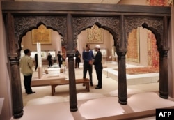 Көрүүчүлөр байыркы экспонаттарды аралап жүрүшөт. Метролитен музейи, 2011-жыл