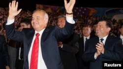 Первый президент Узбекистана Ислам Каримов танцует на праздновании Дня независимости. Слева от него — премьер-министр Шавкат Мирзиёев, который занял президентский пост после смерти Каримова. Ташкент, 31 августа 2007 года