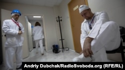 Усі в білому: у своєму одязі в «саркофаг» не можна