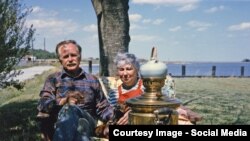 Родители в Америке на даче