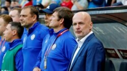 Тренер казахстанской сборной по футболу Михал Билек (справа). Нур-Султан, 11 июня 2019 года.