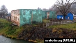 Фасадная сетка і загадкавая сіняя хатка ў двары