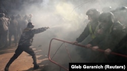 «Національні дружини» та «Національний корпус» неодноразово влаштовували акції протесту під Адміністрацією президента