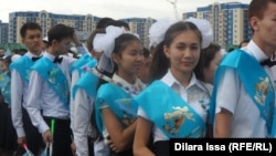 Мектеп бітіруші түлектер. Көрнекі сурет