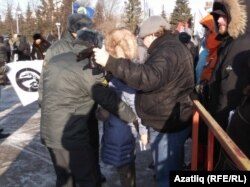 Полиция халыкны берәм-берәм тикшереп кертте