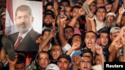 Мурси тарафдарлары президентның читләштерелүенә ризасызлык белдерә