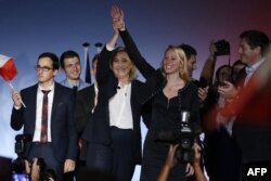 مارین لوپن (وسط سمت چپ) و ماریون مارشال لوپن در کنار او