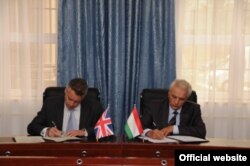 Вазири умури хориҷии Тоҷикистон ва сафири Бритониё ба ин созишнома имзо гузоштанд.