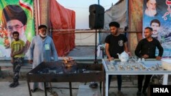 بسیاری از موکب‌های بین راهی که بنابر سنت محل پذیرایی از شرکت‌کنندگان در مراسم اربعین هستند، به محلی برای تبلیغات سیاسی جمهوری اسلامی تبدیل شده‌‌اند.