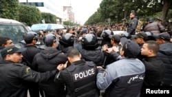 Тунистеги көчө жүрүштөрүнө көзөмөл салган полиция кызматкерлери. 9-январь, 2018-жыл