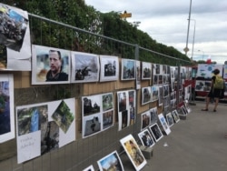 Виставка у дворі Центру гуманітарної допомоги Україні