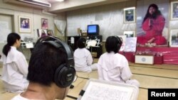 "Аум Синрикё" сектасынын жолун жолдогондор. 19-июль, 1999-жыл.