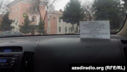 Taksileriň aýnalarynda ýerleşdirilen bildirişler