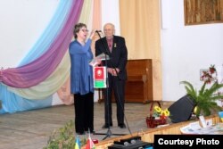 На імпрэзе з нагоды 25-годзьдзя Ватры. Справа - Віктар Гутоўскі