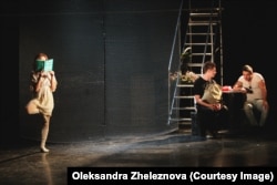 Сцена из спектакля «Лишняя жертва»