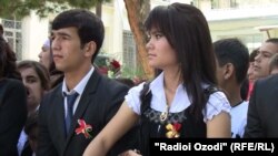 Душанбе мектебіндегі түлектер. Архивтегі сурет.