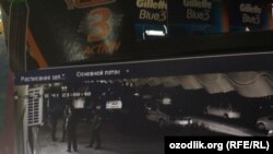 Сотрудники милиции требуют закрыть магазин «Диёра асал» в городе Газалкенте, 26 июля 2018 года. Фото с камеры видеонаблюдения.