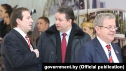 Архіўнае фота. Багалюб Карыч (зьлева), старшыня Менскага гарвыканкаму Ўладзімер Шорац і Драгамір Карыч. Менск, студзень 2017 году
