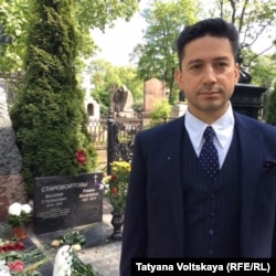 Сын Галины Старовойтовой, Платон Борщевский, у могилы матери