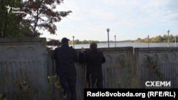 Такий паркан, що заходить просто у воду, не викликає запитань у інспектора