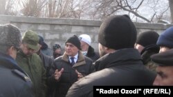 Во время переговоров с жителями Чоркуха в Исфаре после очередного приграничного конфликта