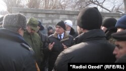 2013 год. Джумабой Сангинов, зампред Согда, беседеует с населением Чорку после приграничного инцидента