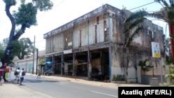 Носи-Бе шәһәрендәге буяу күрмәгән биналар