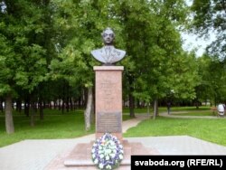 У Магілёве азэрбайджанцы маюць свае помнікі. Азэрбайджанская дыяспара ўсталёўвае ў іх у гонар землякоў — савецкіх герояў Другой усясьветнай вайны. На фота адзін зь іх — удзельнік вызваленьня Беларусі і ганаровы грамадзянін Магілёва Аслан Везіраў