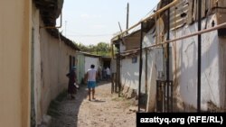 Улица, вдоль которой расположены дома, подлежащие сносу. Шымкент, 11 сентября 2017 года.