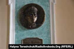 Барельєф командира УПА Романа Шухевича у холі університету