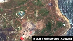 На супутниковому знімку зруйновані після ударів ЗСУ будівлі, знищені ймовірні російські засоби ППО, ЗРГК «Панцирь» та знищений гелікоптер (у верхній правій частині). Острів Зміїний, Україна, 12 травня 2022 року. Зображення Maxar Technologies