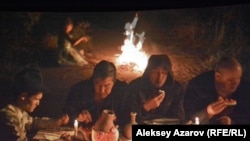 Пир во время чумы. Кадр из фильма Адильхана Ержанова «Чума в ауле Каратас».