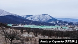 Російське військове містечко з житловою зоною та ангарами для зберігання штатної військової техніки поблизу села Перевальне. Вид з Долгоруківської яйли, 2018 рік. Архівне фото