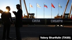 Us Xatın kəndi yaxınlığında "Sibirin gücü" magistral qaz kəmərinin birinci hissəsinin birləşdirilməsi mərasimi. 2014