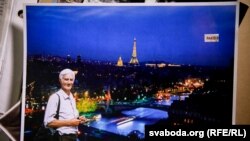 Алесь Сологуб на тлі панорами Парижу