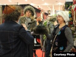 Эл аралык "Import Shop Berlin" жарманке-көргөзмөсүндө кыргызстандык чебер Мээр Кошоева өзү жасаган буюмдарын кардарларга көрсөтүүдө. Берлин, 11-ноябрь 2011