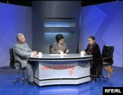 "Ыүгайсыз суроолор". Кыяс Молдокасымов, Бүбүкан Досалиева (алып баруучу) жана Рахат Ачылова. 15.4.2010.