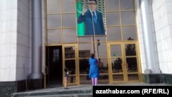 Döwlet edara jaýynda arassaçylyk işleri geçirilýär. Türkmenistan (arhiw suraty) 