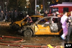 Жарылыс болған жерді тексеріп жатқан полиция өкілі. Анкара, 13 наурыз 2016 жыл.