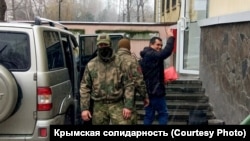 Emil Kürbedinov Rusiye kontrolindeki Aqmescitniñ Kiyev rayon mahkemesi yanında, 2018 senesi dekabrniñ 6-sı