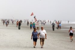 На пляже в Джексонвиле, Флорида, США, 20 апреля 2020 года