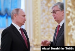 Кремльде сөйлесіп тұрған Тоқаев пен Путин. Мәскеу, 3 сәуір, 2019 жыл. Бұл фото өңделмеген.