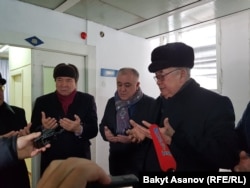 Саясатчылар Осмонакун Ибраимов, Өмүрбек Текебаев, Жолборс Жоробеков.