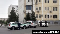 Polisiýa köpgatly ýaşaýyş jaý toplumlaryna yzly-yzyna aýlanyp çykýar. Türkmenistan (arhiw suraty) 