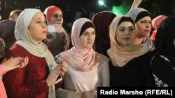 Чечен Республикасындагы үйлөнүү тоюнда тартылган сүрөт.