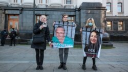 Тетяна Гуленко (крайня ліворуч) на акції родичів полонених під Офісом президента