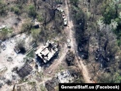 Згоріла техніка армії Росії після ударів ЗСУ на березі річки Сіверський Донець на Донбасі. Фото оприлюднив 12 травня 2022 року Генеральний штаб ЗСУ