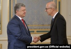 Президент України Петро Порошенко під час зустрічі з головним виконавчим директором IKEA у Південно-Східній Європі Стефаном Вановербеке. Київ, 12 вересня 2018 року