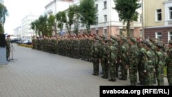 Шыхт кадэтаў перад будынкам вучэльні